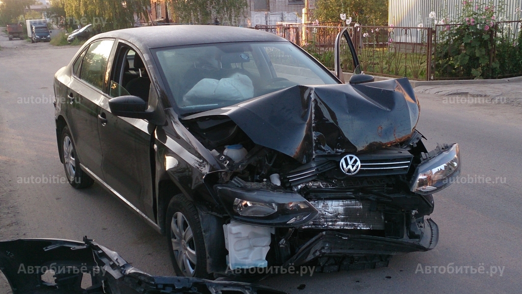 Продать Volkswagen Polo V седан битый в переднюю часть