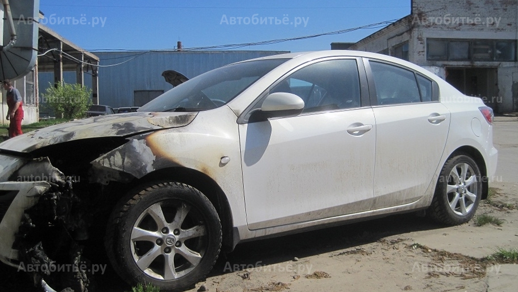 Mazda 3 II (BL) седан - после пожара, сгоревшая.