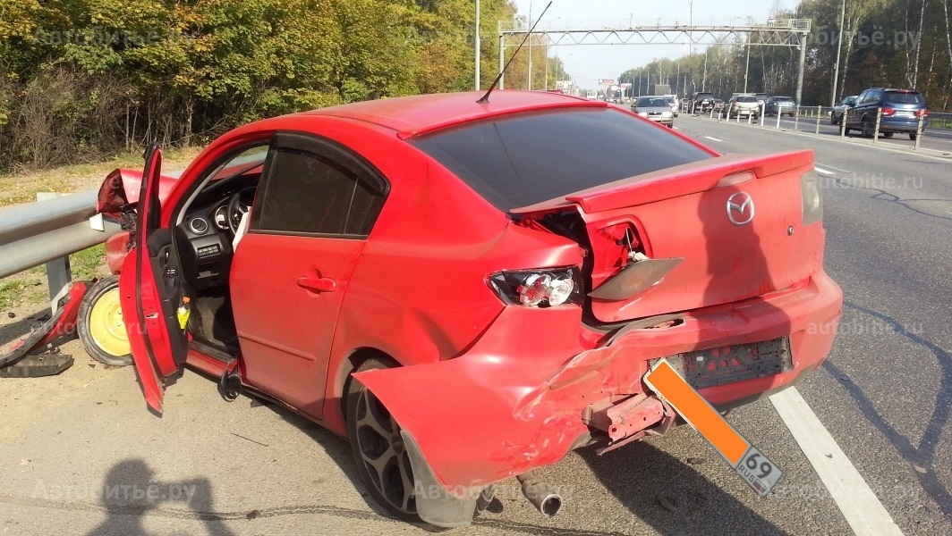 Mazda 3 I (BK) седан - после аварии сильно битая.